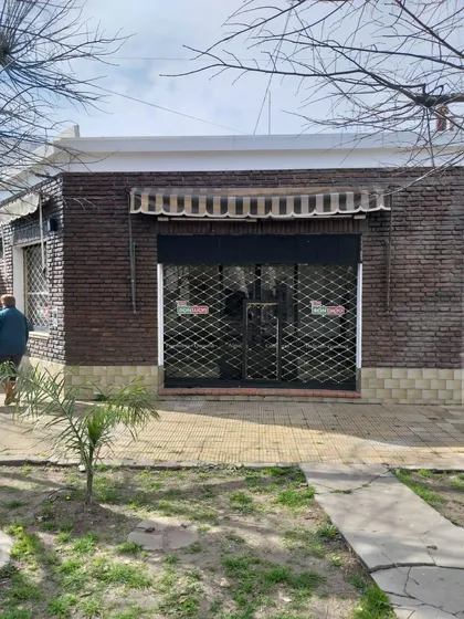 Casa  Y Locales En Haedo Sur Barrio Guemes