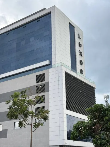 Venta De Oficina Obra Gris En Torre Luxor (las Mercedes), Caracas.