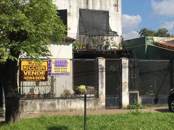 Casa Con Departamento En Planta Alta En Venta