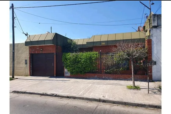 Casa En Venta - 3 Dormitorios 2 Baños - Cochera - 300mts2 - San Justo, La Matanza