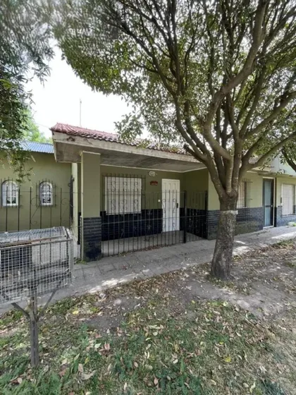 Casa En Venta - 3 Dormitorios 2 Baños - Cochera - Miramar