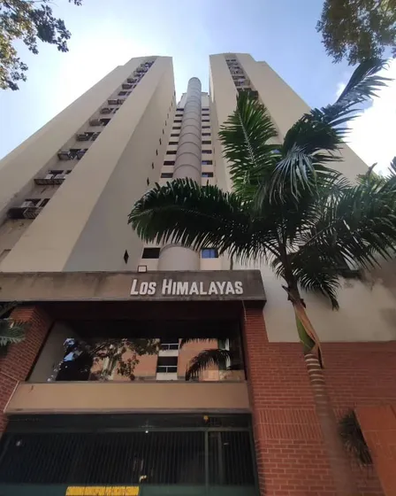 Apartamento En Urb. El Bosque, Residencias Los Himalayas. Venta O Alquiler.