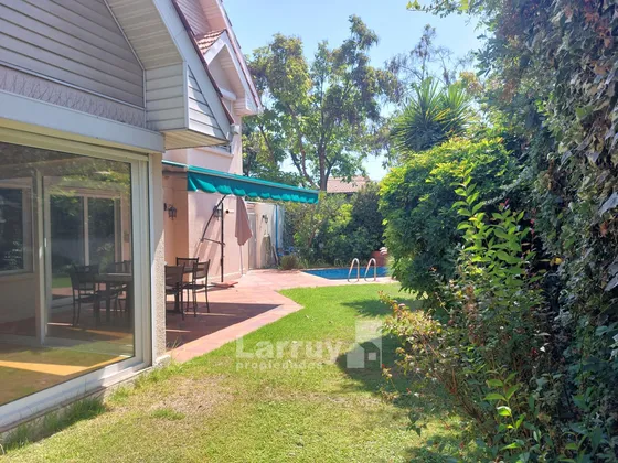 Excelente Casa Aislada De Tres Pisos. C. Alvarado Cod. 40922