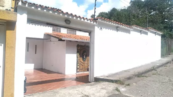 Xv, En Venta Casa De 2 Pisos En Venta, Atrás De La Villa Olímpica Sector Colinas De Carabobo,   Media Cuadra Del Dgcim. 