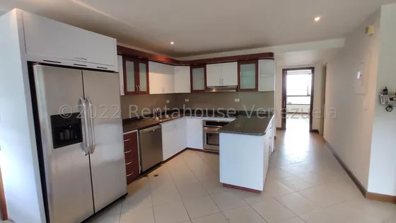Apartamento En Alquiler En Colinas De Valle Arriba 23-493 K.f