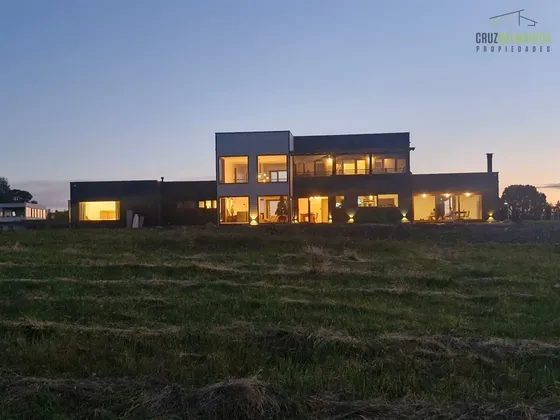 Casa En Venta De 8 Dorm. En Puerto Varas