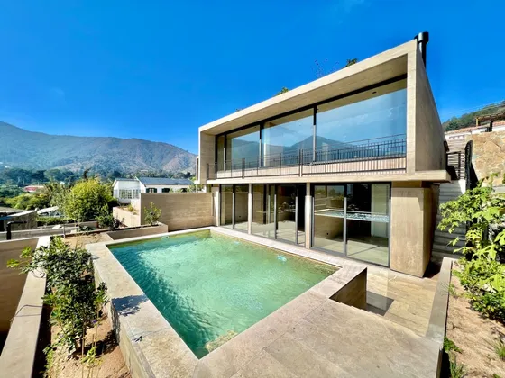 Estilosa Y Sólida Casa En Venta En El Corazón De Zapallar