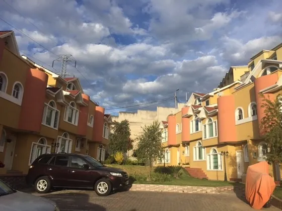 Por Viaje Casa Con Diseño Moderno En El Condado 