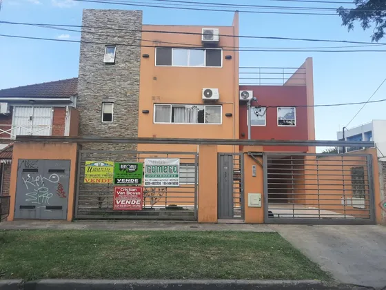 Departamento En 2º Piso Con Cochera Y Terraza