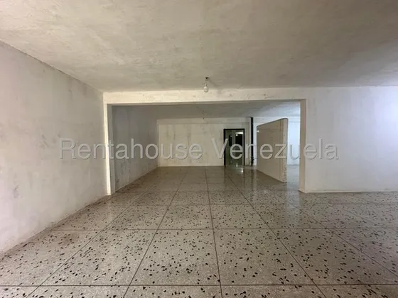 Amplio Local En Alquiler Ubicado  En Centro Comercial Con Alta Proyección. Turmero. Rah 25-17432