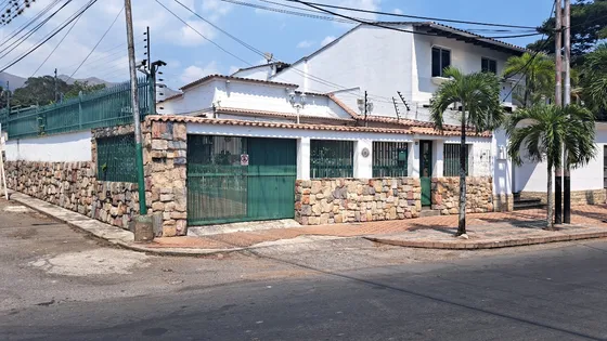 Venta De Casa El Limón. Avenida Universidad Los Rauseos