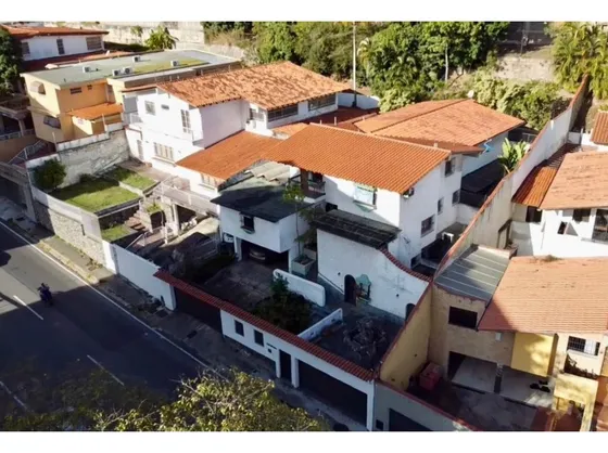 En Venta Amplia Casa Con Anexo En Cumbres De Curumo, 606m²