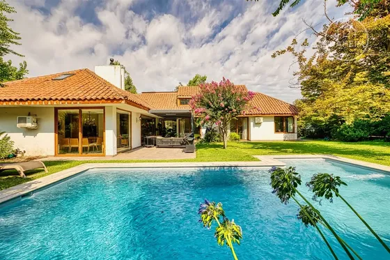 Casa En Venta De 5 Dorm. En La Reina