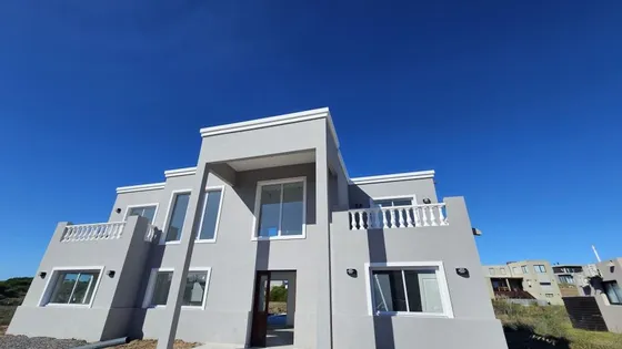 Casa En Venta - 5 Dormitorios 4 Baños - Cochera - Barrio Ecuestre, Costa Esmeralda