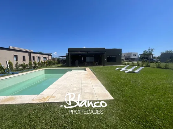 Casa  En Venta En Pilar Del Este, San Ramón, Pilar, G.b.a. Zona Norte