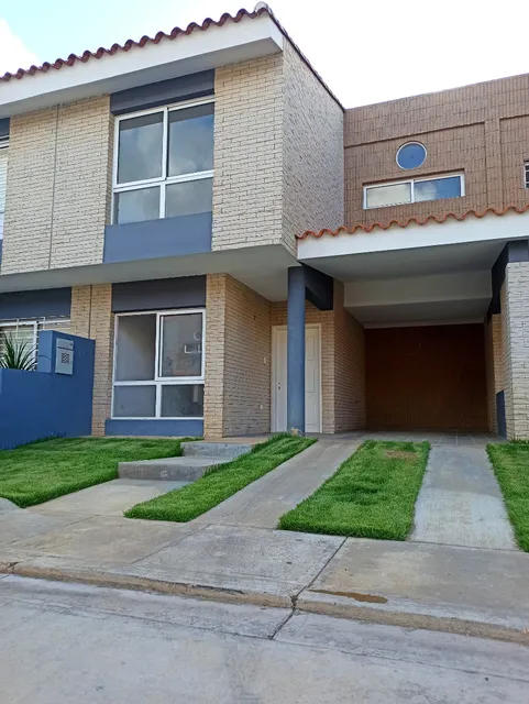 Yosmar Y Fernando Venden Townhouse En Res. Cumbres De La Esmeralda - San Diego