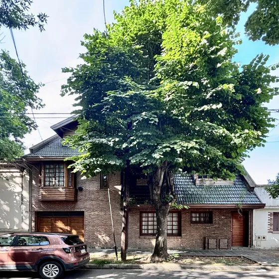 Venta -- Casa Cuatro Ambientes En Bernal
