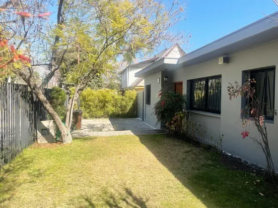 Arriendo Casa Jardín Del Este / Vitacura