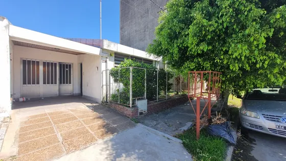 Casa De Tres Dormitorios, En Pje Roca 2946, Santo Tome