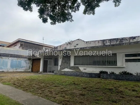 En Venta Casa De Una Sola Planta Con Terreno Para Uso Comercial A Remodelar En Excelente Zona Comercial De Valencia, Con Espacios Abiertos Ideales Para Desarrollar Su Emprendimiento. Amplio Espacio 