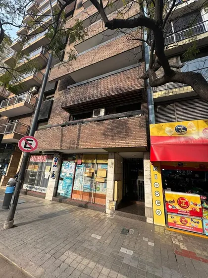 Departamento En  Venta  Un Dormitorio,  Patio En Barrio Cent