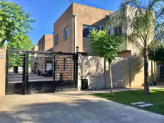 Dúplex Departamento 3 Ambientes  - San Miguel - Complejo Cerrado A Metros Campo De Mayo - Venta: Dueño Directo - 2 Baños, 2 Cuartos , Lavadero Y Cochera Techada - Luminoso