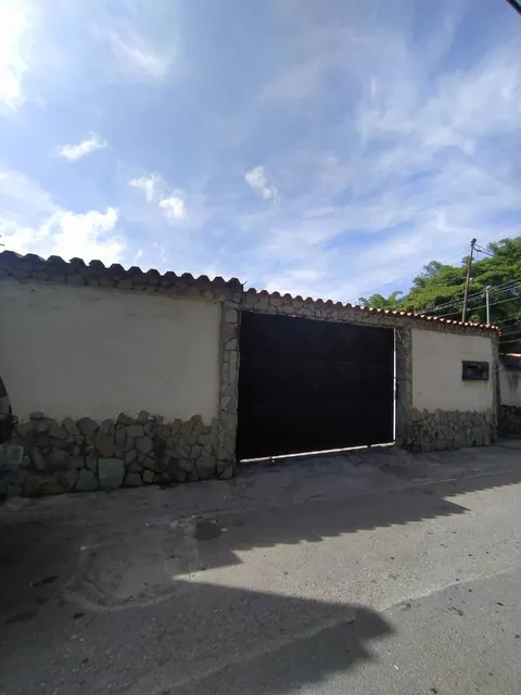 Best House Vende Casa Y Complejo De Habitaciones En La Macarena, Los Teques.  