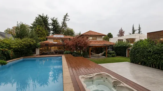 394 M² Construidos | 4 Suites | Piscina, Quincho Y Gimnasio