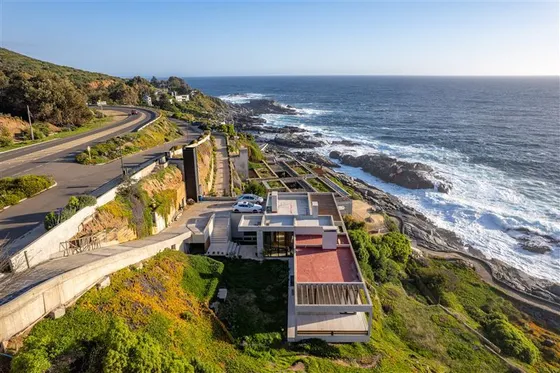 Moderna E Imponente Casa En Primera Línea Al Mar