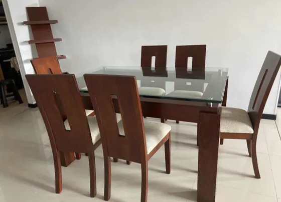 Vendo Comedor 6 Puestos En Madera.