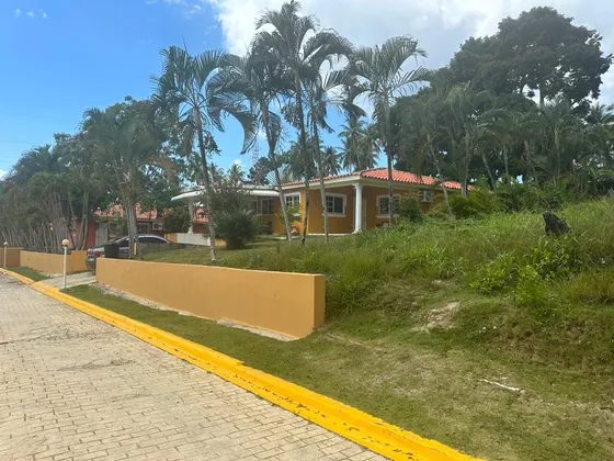 Amplia Y Hermosa Villa Lista Para Mudarse, De Tres Habitaciones.
