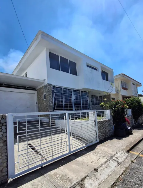 En Venta Casa Urb. Los Castores, San Antonio De Los Altos