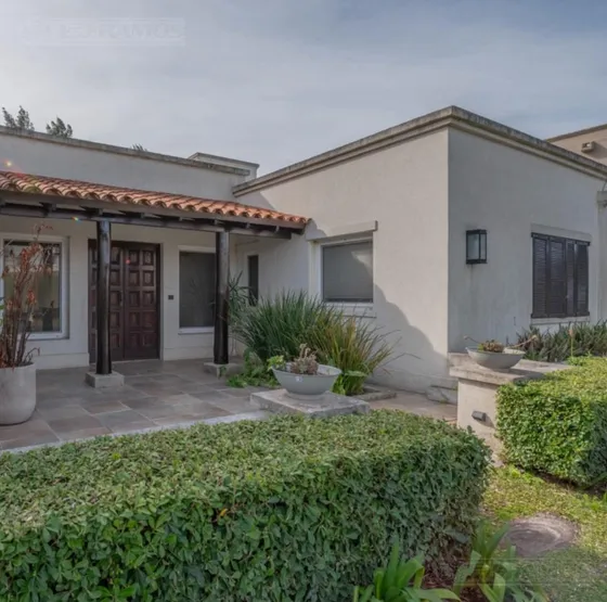 Casa Resuelta En Una Planta En Venta En Santa Bárbara