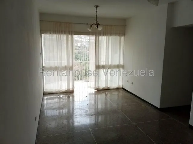 El Llanito 25-24016 Espacioso Apartamento De 3 Habitaciones, Buena Ventilación Y Luz Natural, Con Puesto De Estacionamiento, Listo Para Mudarse.