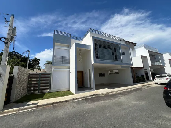 Casa De 2 Niveles En Venta En Proyecto Cerrado, Altos De Arroyo Hondo Lll
