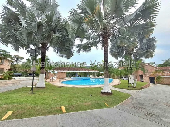 Townhouse En Venta Colinas De Guataparo En Conjunto Residencial ''aleros De Guataparo'', Cuenta Con 3 Amplias Habitaciones Y 1 De Servicios O Lavandería, 3 Baños, Espaciosa Sala-comedor. 25-22510