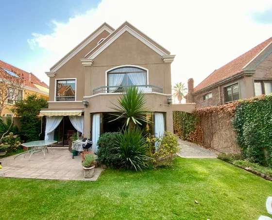 Casa En Venta Las Condes, San Carlos, Cuatro Dormitorios 