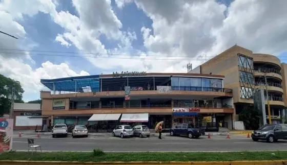 Iris Hernandez Alquila Local Comercial ( 80m2 ). El Viñedo. Valencia. Carabobo