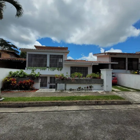 Vista Al Valle El Hatillo La Unión Casa En Venta Negociable Cuenta Con 4hab, 5 Baños, 2 Puesto De Estacionamiento,  2 Pozo De Agua No Falta El Agua . Todos Los Servicios 