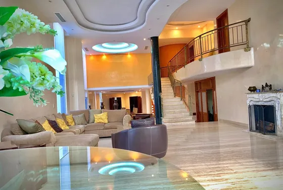 Casa De Lujo En Venta De Tres Niveles En Altos De Guataparo 