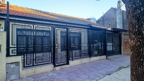 Chalet A Dos Aguas - Excelente Estado, Con Posibilidad De Construir 2 Pisos