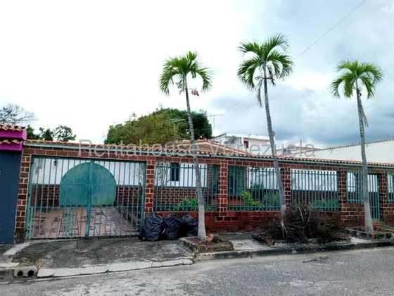 Ab Rentahouse Vende Amplia E Iluminada Casa Quinta De Un Nivel En El Sector De Los Caobos Valencia