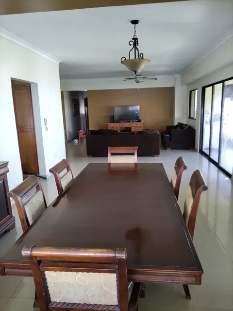 15 Millones De Pesos Dominicanos. Amplio Apartamento En Mirador Norte.