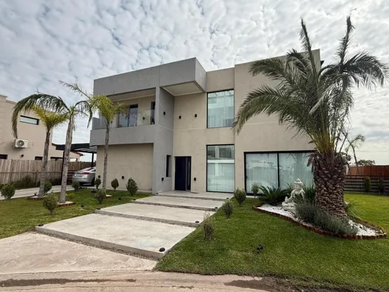 Casa En Venta - 5 Dormitorios 1 Baño - Canning