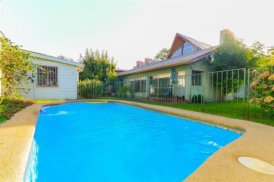 Casa En Venta De 5 Dorm. En Las Condes