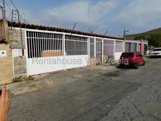Amplia Y Conservada Casa En Venta Este De Barquisimeto Urbanizacion Las Trinitarias 25-18042 As-jn