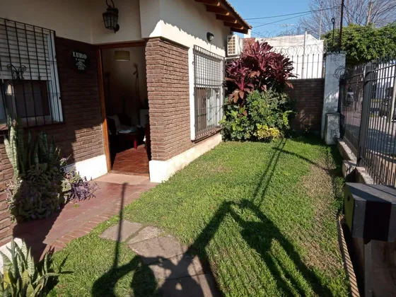 Excelente Chalet De 3 Ambientes Con Parque,quincho Y Piscina