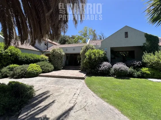Casa En Venta De 6 Dorm. En Colina