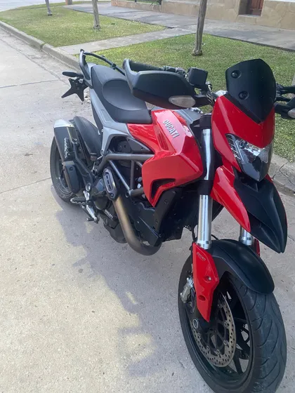 Hypermotard 821
