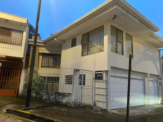 Dos Apartamentos Grandes, Dos Niveles, Barrio Amón, Cerca Parque Bolivar